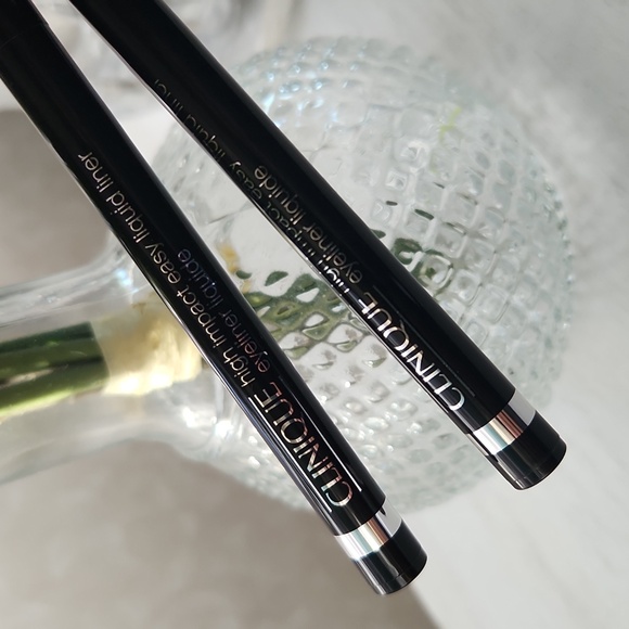 2 High Impact Easy Liquid Eyeliner in Black - Picture 2 of 4